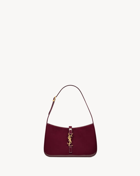 Saint Laurent Le 5 à 7 Lakovaná koža Hobo – Burgundská elegancia