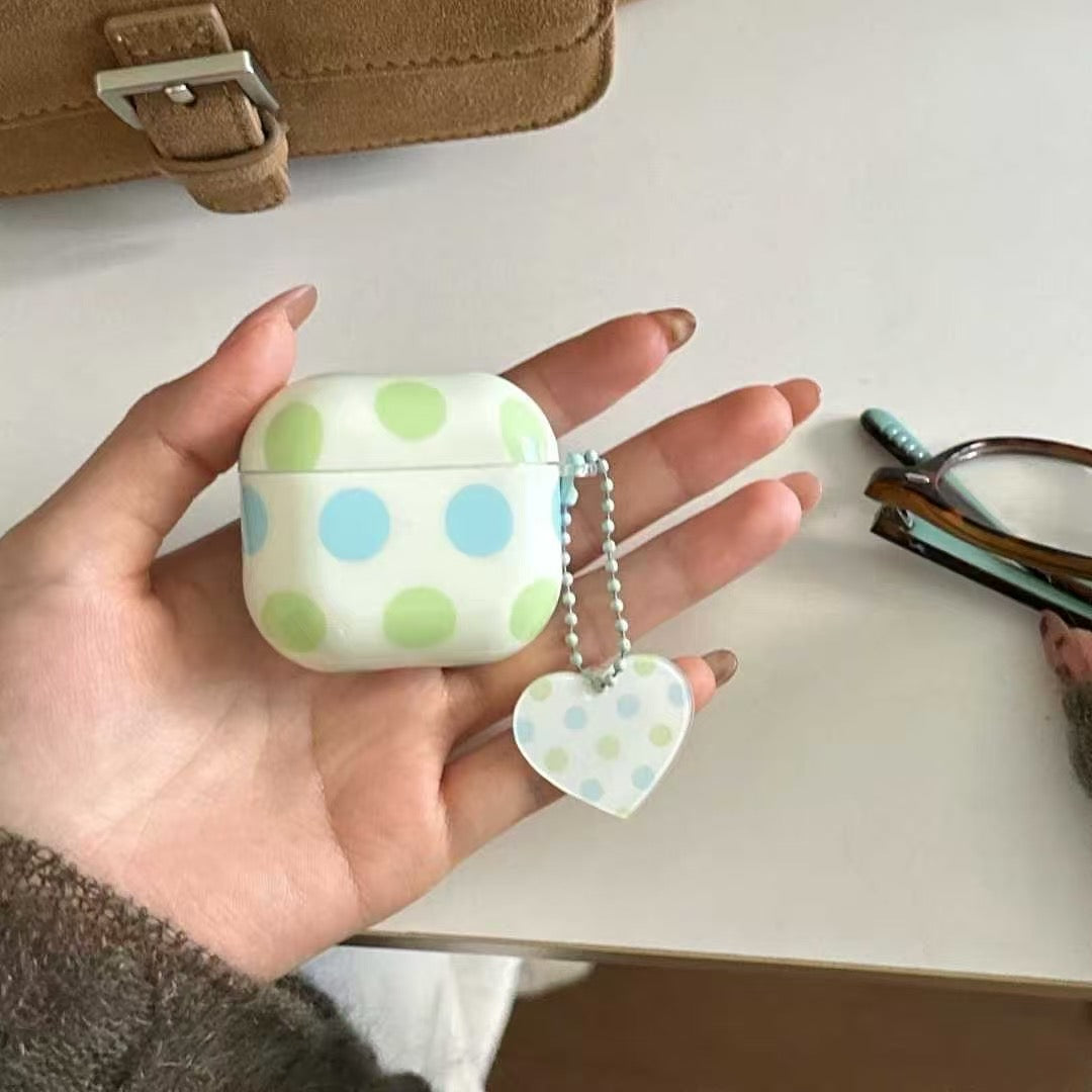 حافظة AirPods منقطة مع حلية على شكل قلب – أزرق فاتح & أخضر