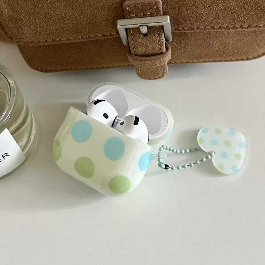 حافظة AirPods منقطة مع حلية على شكل قلب – أزرق فاتح & أخضر