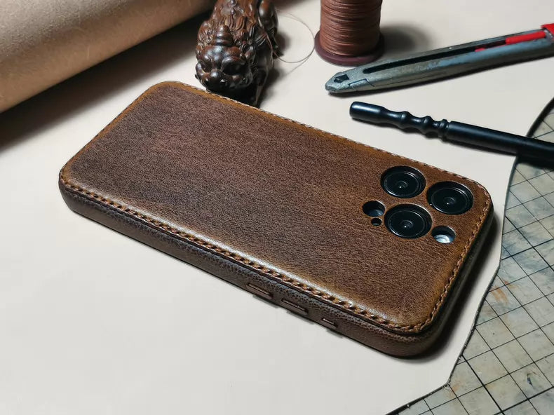 KAKAVY Handcrafted Vegetable-Tanned Leather Samsung Case - Vintage Patina Edition detail image 7