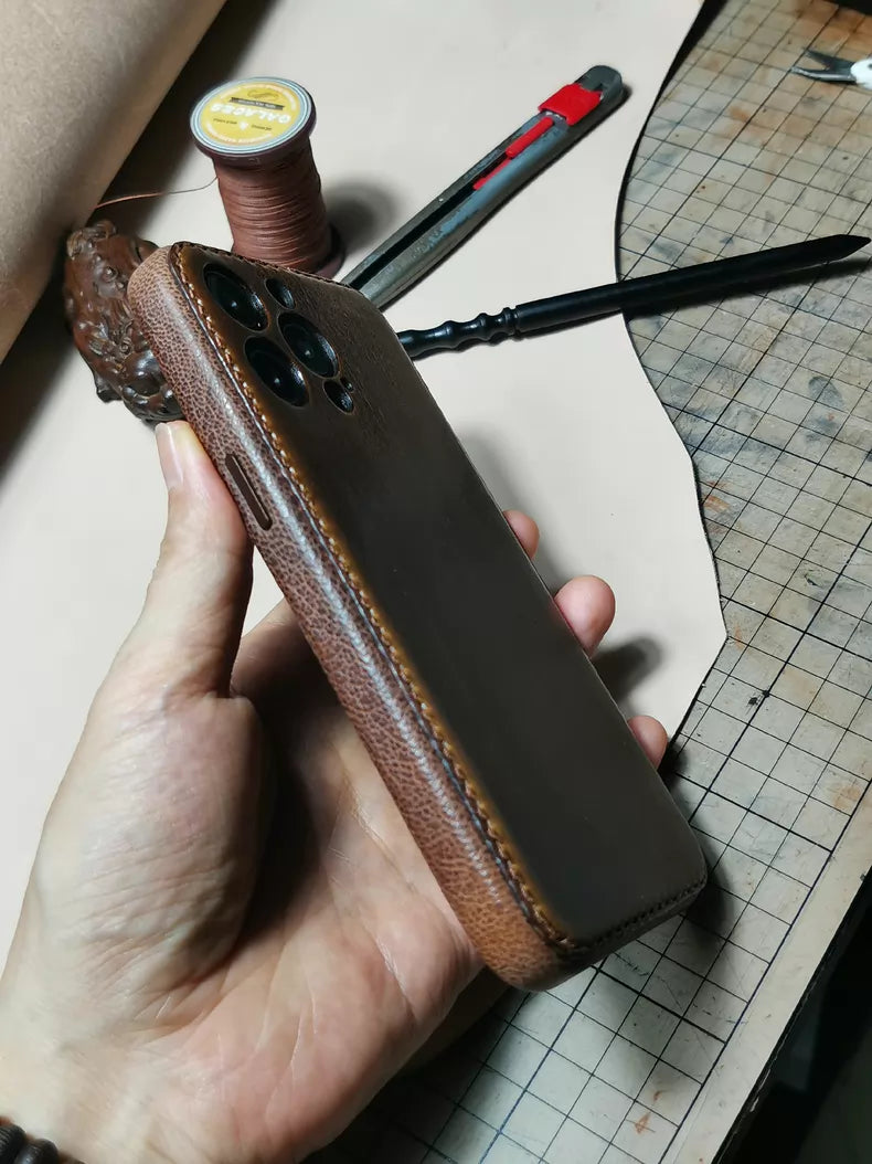 KAKAVY Handcrafted Vegetable-Tanned Leather Samsung Case - Vintage Patina Edition detail image 5