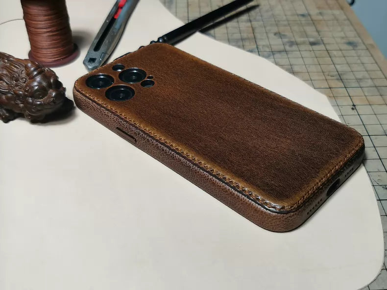 KAKAVY Handcrafted Vegetable-Tanned Leather Samsung Case - Vintage Patina Edition detail image 9